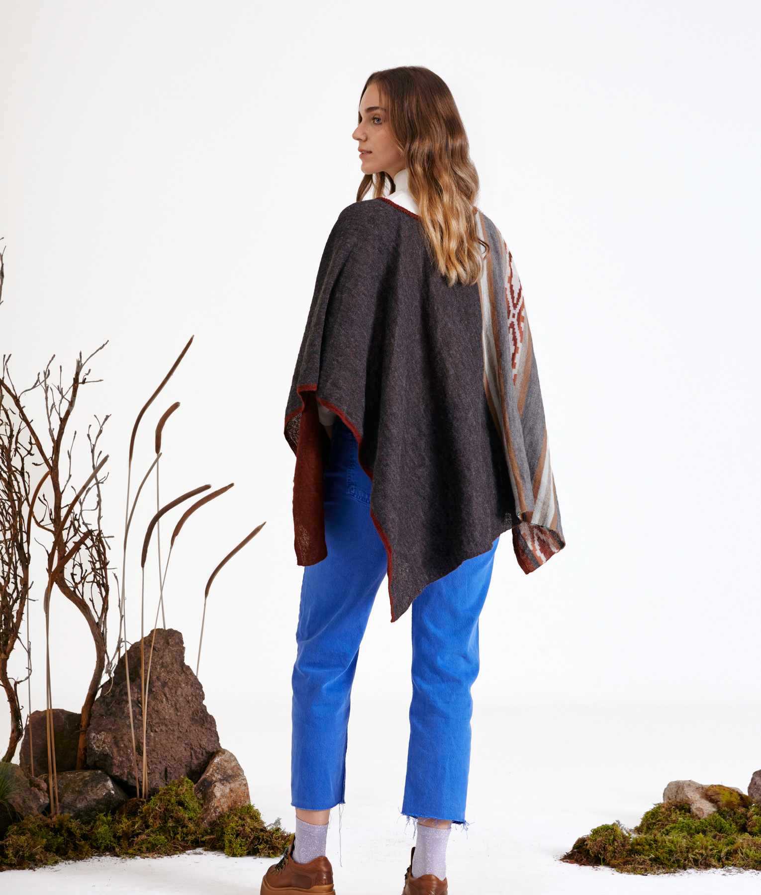 Inclined Poncho Reversible C003 - Alpaca