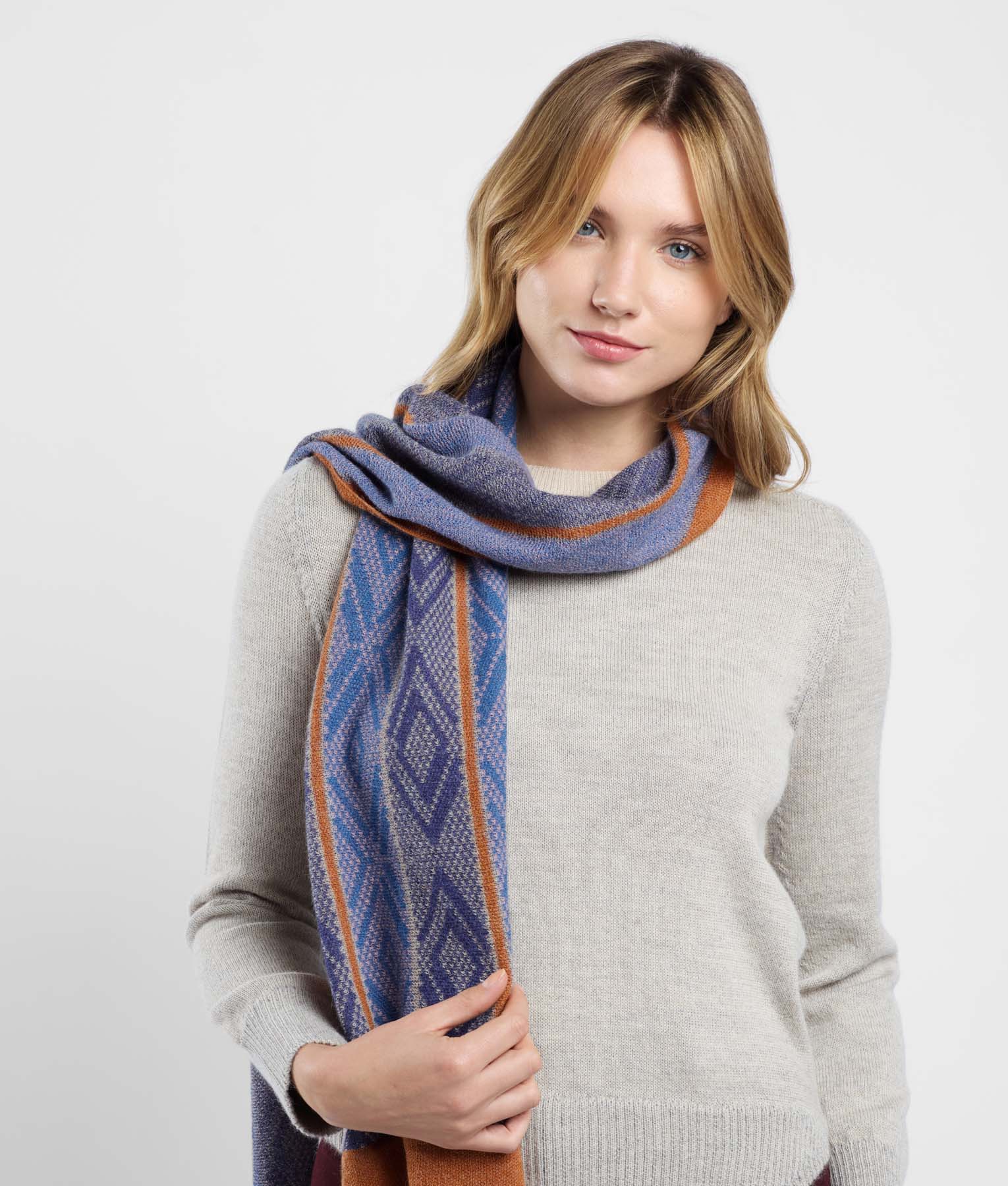 Las Huellas Scarf C002