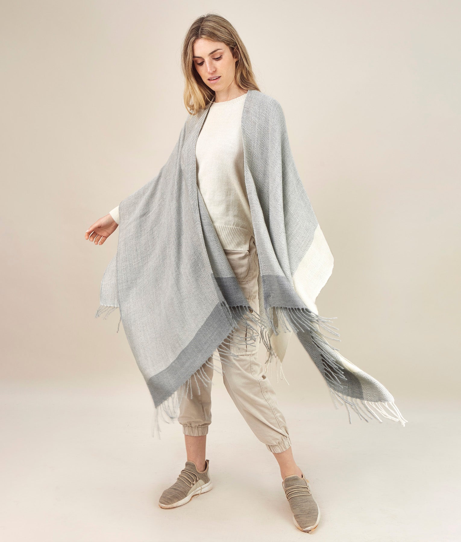 ETHNIC CAPE C002