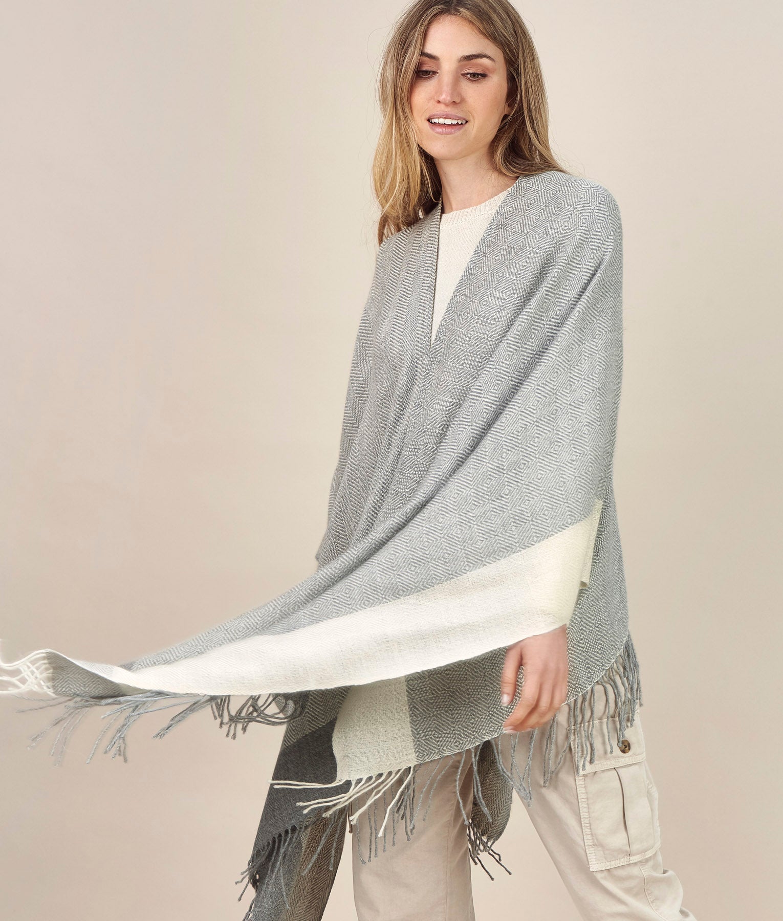 ETHNIC CAPE C002
